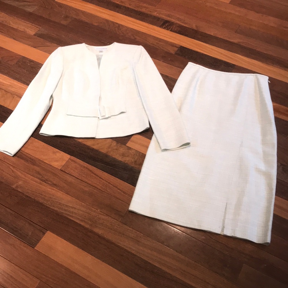 Beautiful Sag Harbor Size 8 Linen Blend Suit